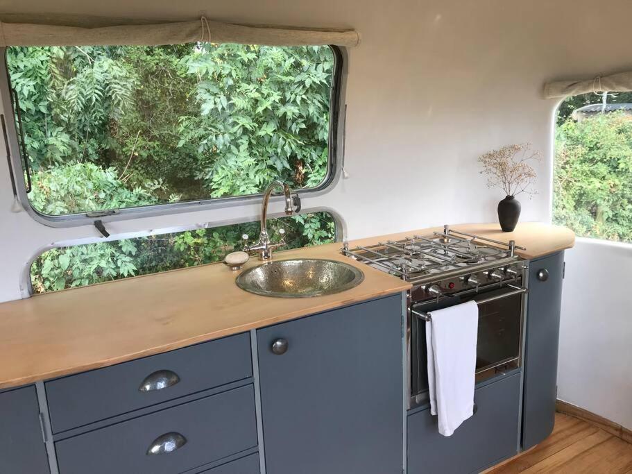 Airstream, Vintage American Caravan & Hottub Ashburton Extérieur photo