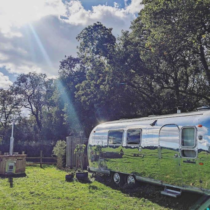 Airstream, Vintage American Caravan & Hottub Ashburton Extérieur photo