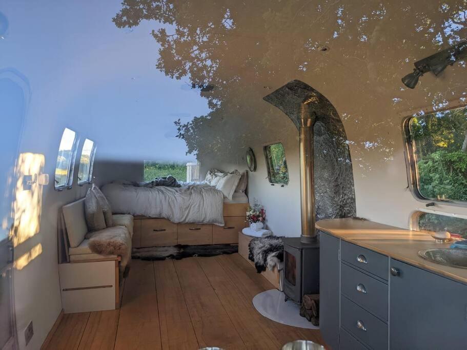 Airstream, Vintage American Caravan & Hottub Ashburton Extérieur photo
