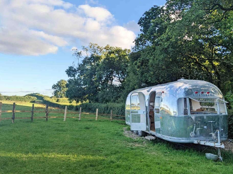 Airstream, Vintage American Caravan & Hottub Ashburton Extérieur photo