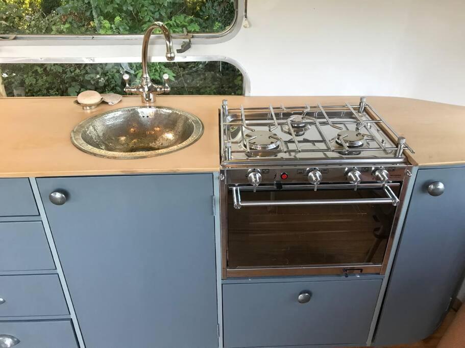 Airstream, Vintage American Caravan & Hottub Ashburton Extérieur photo