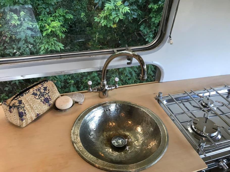 Airstream, Vintage American Caravan & Hottub Ashburton Extérieur photo